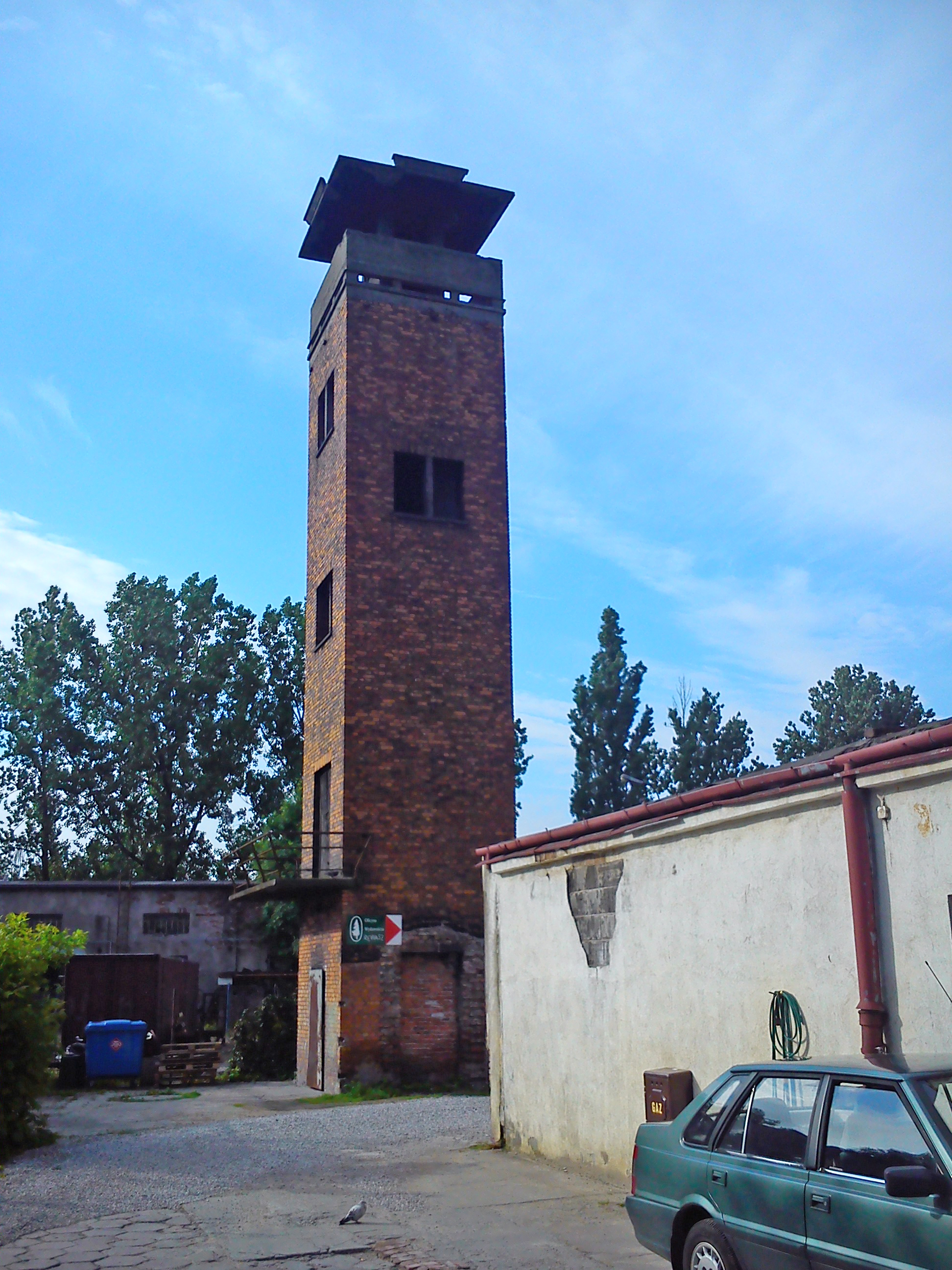 wieża z drogowskazem